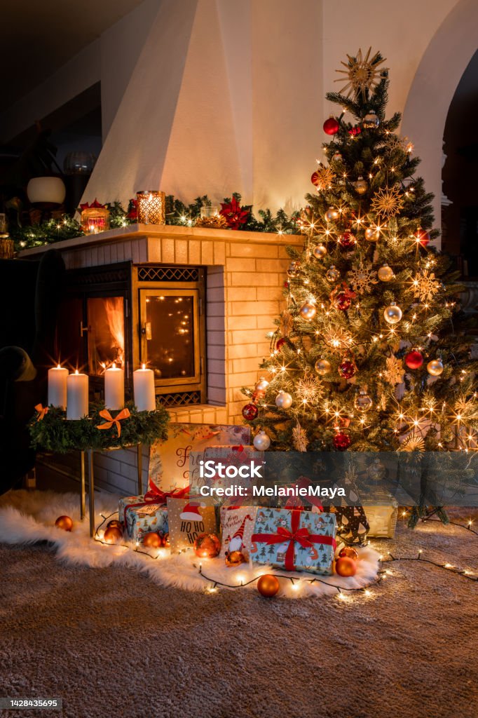 Was Kann Sich Eine 13 Jährige Zu Weihnachten Wünschen Weihnachtsbaum Mit Geschenken Eingewickelt Im Gemütlichen Wohnzimmer