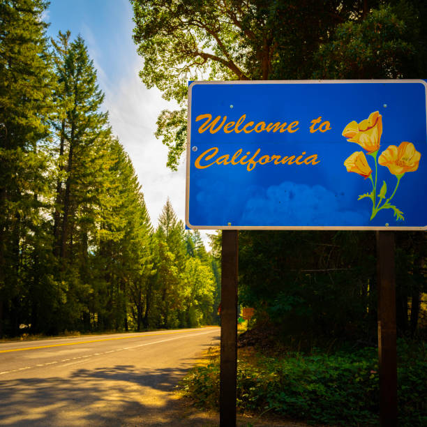 Welcome to California sign on Redwood Highway 199 Welcome to California sign on Redwood Highway 199 oregon us state photos stock pictures, royalty-free photos & images