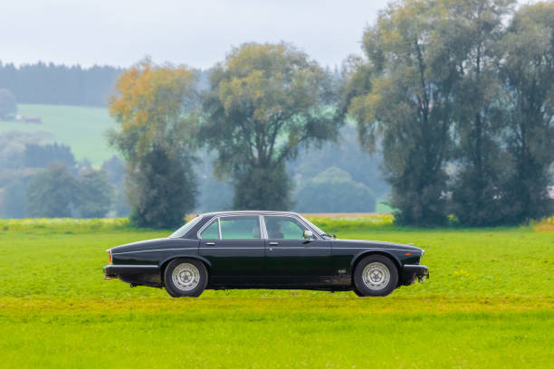 1985 jaguar xj voiture de luxe vintage britannique oldtimer dans un paysage pittoresque - jaguar xj photos et images de collection
