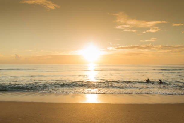 goldener sonnenaufgang über dem palm beach, florida seashore im september 2022 - sea high angle view water tranquil scene stock-fotos und bilder