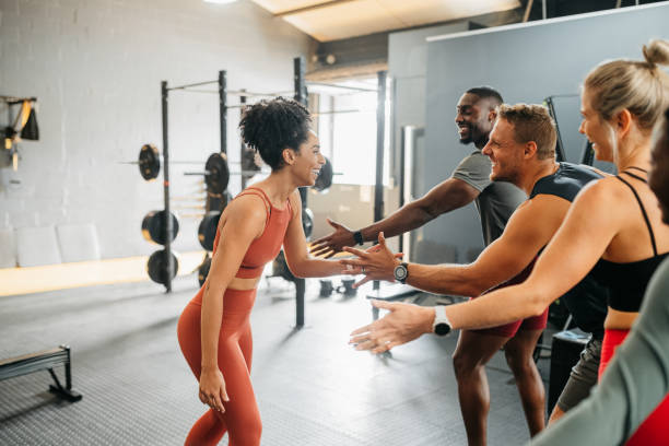 diverse fitnessfreunde trainieren, unterstützen und feiern im fitnessstudio oder im trainingsbereich. multirassische teams oder spieler, die spaß haben, aufgeregt sind oder lachen, während sie teambuilding, motivation und freude haben. - endurance sport stock-fotos und bilder