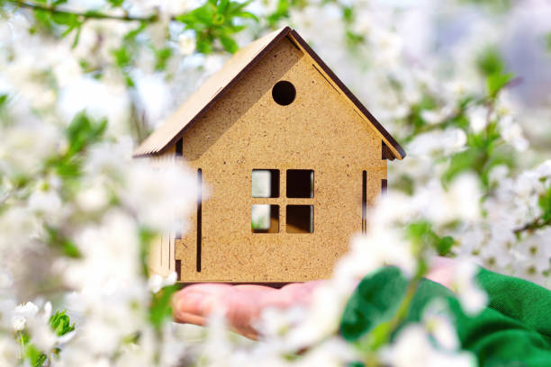 casa de juguetes vista a través de un árbol en flor - birdhouse house bird house rental fotografías e imágenes de stock