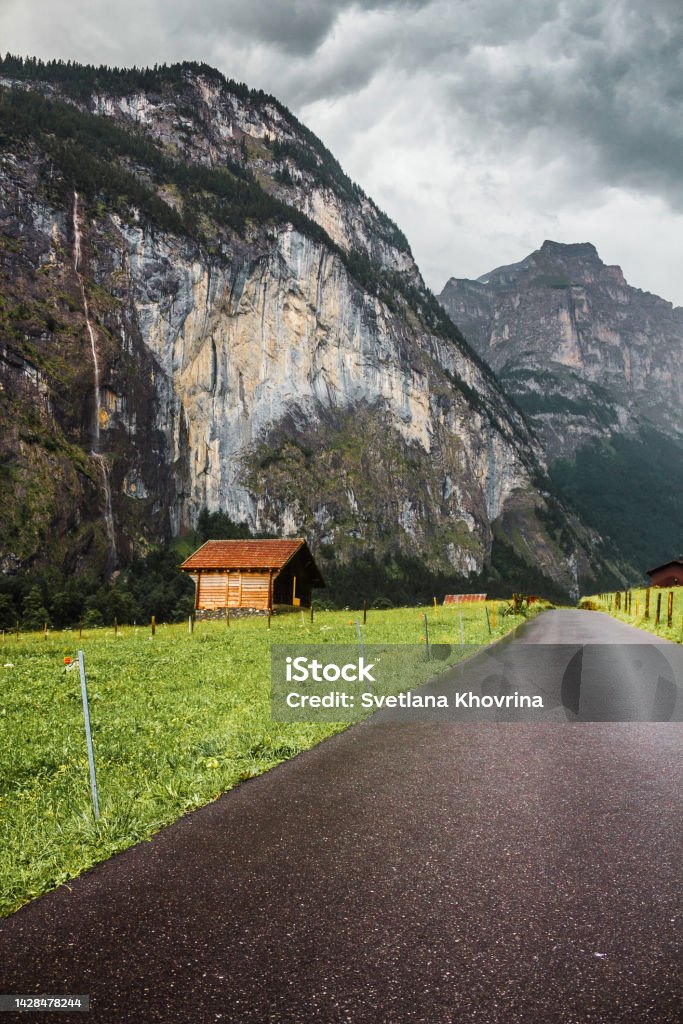 Lauterbrunnen 계곡 스위스 스위스 알프스 산속의 도로 목조 주택 전통 샬레 0명에 대한 스톡 사진 및 기타 이미지 ...