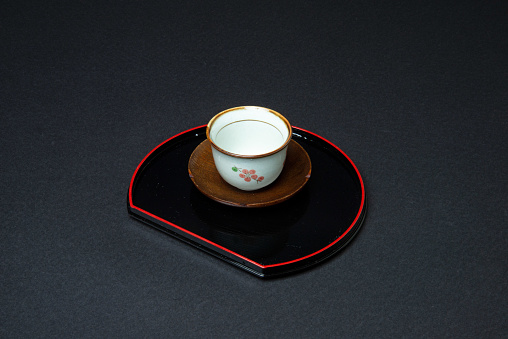 Shooting a set of empty teacups on a black lacquer tray against a black background in a product photography style, shooting data camera side ISO 100, aperture f22, strobe side output meter reading 22 plus half aperture, June 2017, Tokyo, Higashimurayama Taken in the living room at home in the city.