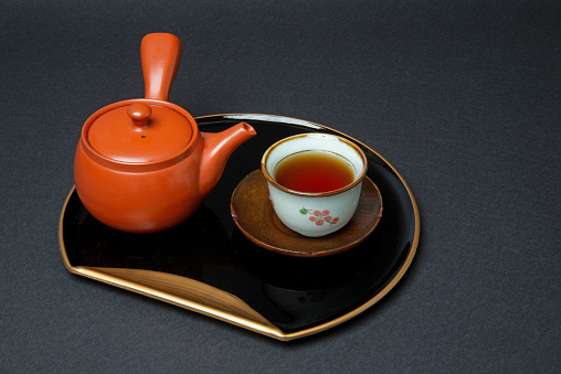 Tokoname teapot and tea set on a black lacquer tray with a black background, shooting data June 2017, Tokyo, Higashimurayama City, taken in my living room.
