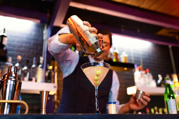 barista, che serve un martini secco - cocktail transparent cocktail shaker glass foto e immagini stock
