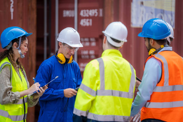 ingenieurteam inspizieren und überprüfen sie den bestand in container für die verladung, container im export- und importgeschäft und logistik. - harbor commercial dock engineer service stock-fotos und bilder