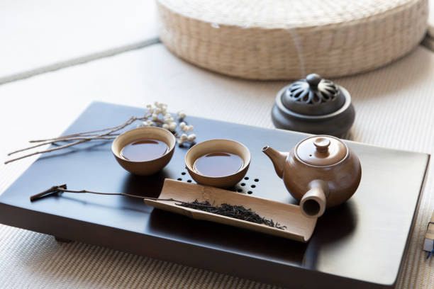 mobilier zen, services à thé, art traditionnel chinois du thé, culture du thé, brûleurs d’encens exquis, futon - tea cup cup old fashioned china photos et images de collection