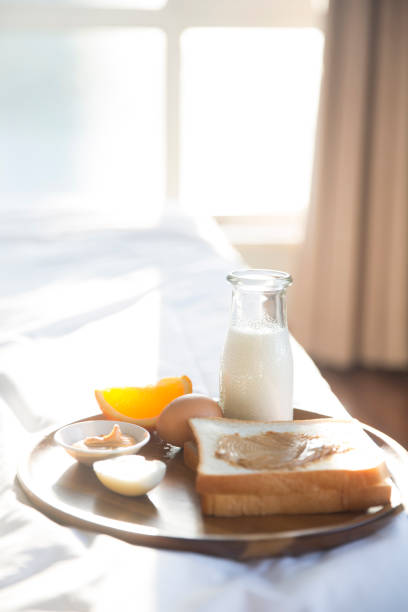 dobrze zaokrąglone, bogate w białko śniadanie przy łóżku, cudowna wczesna poranna pobudka - bed and breakfast bed green indoors zdjęcia i obrazy z banku zdjęć