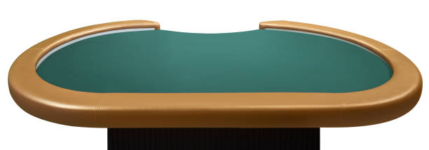 stół pokerowy z zielonym obrusem izolowanym na białym tle - eye level view zdjęcia i obrazy z banku zdjęć