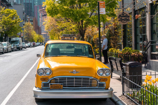 뉴욕 브루클린의 그린포인트에 있는 박스 하우스 호텔 앞에서 기다리는 노란색 복고풍 택시 - green point 뉴스 사진 이미지