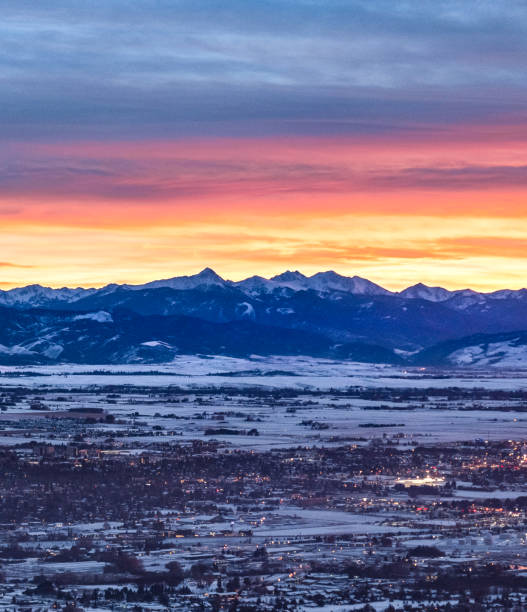 picos españoles sobre bozeman - bozeman fotografías e imágenes de stock