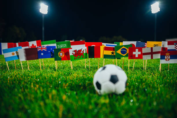 doha, catar - 24 de maio de 2022: todas as nações bandeiram a copa do mundo de futebol 2022 no catar. fãs suportam foto conceitual. espaço de edição preto - world cup - fotografias e filmes do acervo