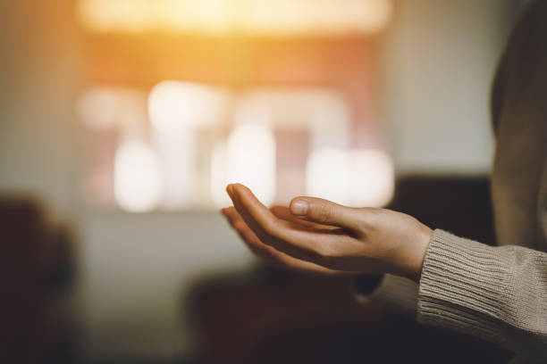 prière de crise de la vie chrétienne à dieu. les femmes prient pour que dieu bénisse de souhaiter une vie meilleure. des mains priant dieu avec la bible. croyez en la bonté. se tenir la main en prière sur une table en bois. - penance photos et images de collection