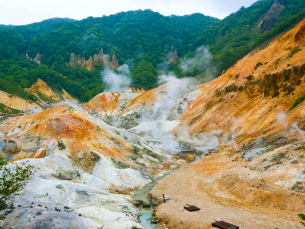 valle di jigokudani o valle dell'inferno, vulcano attivo nella città di noboribetsu, hokkaido, giappone. - jigokudani foto e immagini stock