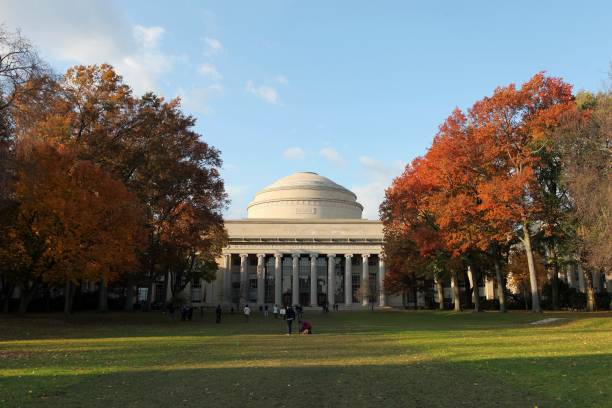 the great dome at mit in fall, cambridge, ma, usa - massachusetts institute of technology imagens e fotografias de stock