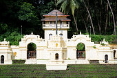 shri-lakshminarasimha-mandir-und-pushkarni-es-wird-angenommen-dass-gottheiten-in-den-tempeln.jpg?b=1&s=170x170&k=20&c=dKYWV-d0VSwdPYYRoUYMFa6FUJ_QBabibVjQq1xlPKo=