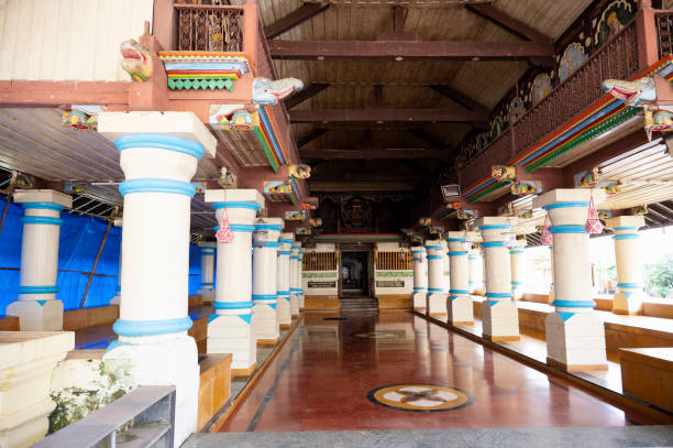 Shri Lakshminarasimha Mandir and Pushkarni. It is believed that deities in the temples of Veling were brought around 16th century to preserve the shrines from destruction by the Portuguese during inquisition, Veling, Mardol, Goa, India shri lakshminarasimha mandir y pushkarni. se cree que las deidades en los templos de veling fueron traídas alrededor del siglo 16 para preservar los santuarios de la destrucción por los portugueses durante la inquisición, veling, mardol, goa, india