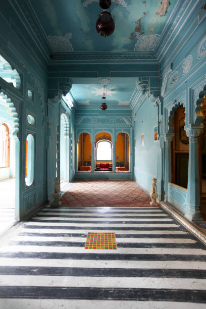rico interior decorado del palacio de la ciudad de udaipuar, rajasthan, india, asia - india palace indian culture indoors fotografías e imágenes de stock