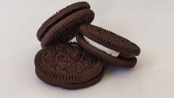 biscoitos de chocolate - isolated on white baked bakery biscuit - fotografias e filmes do acervo