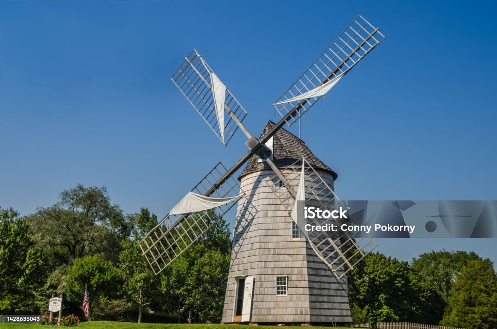 Historic Windmill Old Hook Mill, East Hampton, Long Island, New York State, USA The Hook Windmill, also known as Old Hook Mill, is a historic windmill in the town of East Hampton, built in 1806. East Hampton Stock Photo