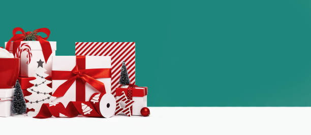 set of red and white gift boxes on green background - candy hard candy wrapped variation imagens e fotografias de stock