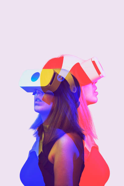 a mulher está usando fone de ouvido de realidade virtual. imagem com efeito de exposição de cores duplas. - image vertical color image people - fotografias e filmes do acervo