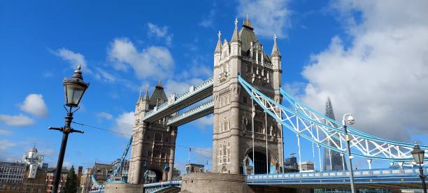 tower bridge z czystym niebem w tle londyn, anglia, wielka brytania - london england thames river sky tower zdjęcia i obrazy z banku zdjęć