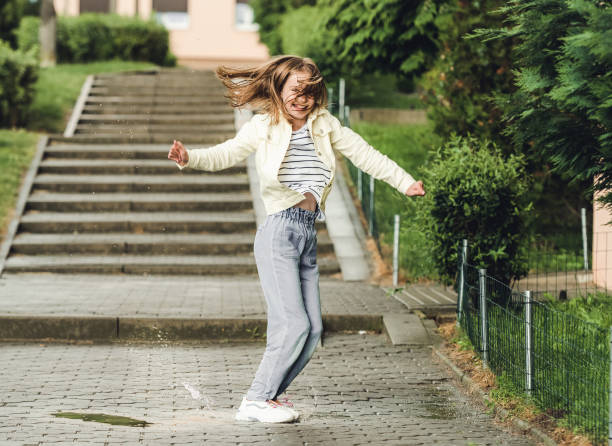 istock Little girl in rainy day 1428658618