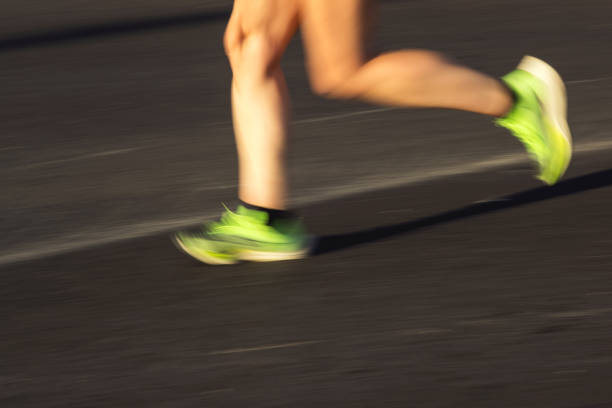 os competidores que correm na meia maratona estão correndo especiais para o 100º aniversário da libertação de izmir. - healthy lifestyle turkey sport marathon - fotografias e filmes do acervo