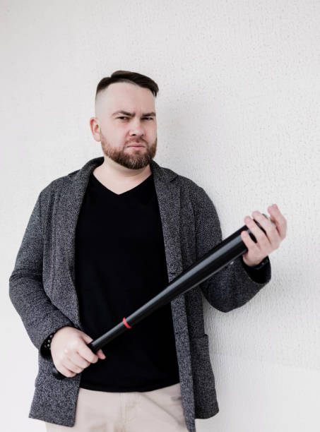 przystojny facet z baseball bat - bat weapon baseball mob zdjęcia i obrazy z banku zdjęć