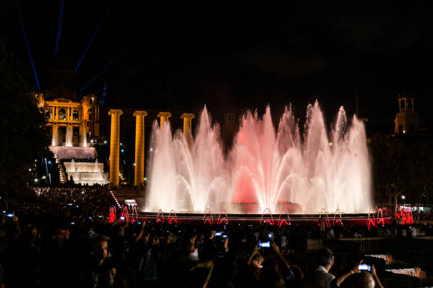 шоу волшебных фонтанов перед национальным музеем барселоны. - dancing fountains стоковые фото и изображения