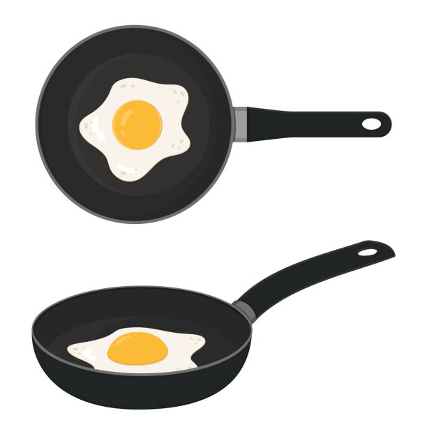 spiegelei in einer schwarzen pfanne, farbvektorillustration - eggs fried egg egg yolk isolated stock-grafiken, -clipart, -cartoons und -symbole