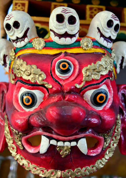 kopf der bhairava-maske mit ihren fünf schädeln - eine gottheit und ein dharma-beschützer, lobesa-metsina, bhutan - cham mask stock-fotos und bilder