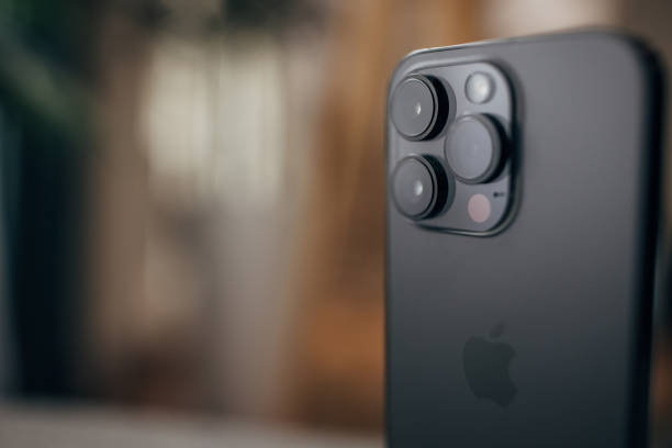 apple iphone 14 pro space black color version - iphone imagens e fotografias de stock