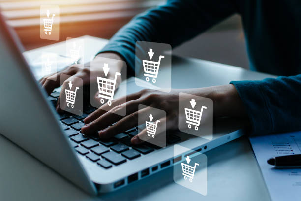 fazendo compras online. mulher mão compras on-line no computador portátil com diagrama de ícone gráfico virtual na mesa, pagamento on-line, marketing digital, finanças de negócios, conceito de tecnologia de rede de internet - comércio eletrônico - fotografias e filmes do acervo