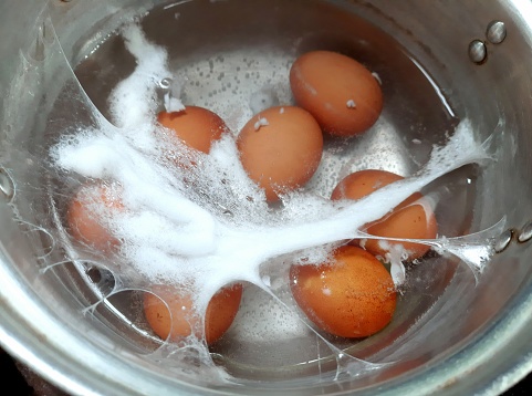 Crack while cooking boiling egg -Fail food preparation.