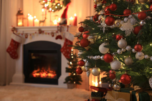 intérieur de salon festif avec arbre de noël près de la cheminée - color image christmas tree decoration photos et images de collection