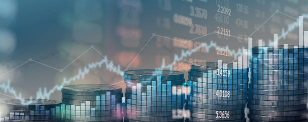 grafico finanziario con grafico a linee di tendenza al rialzo del mercato azionario e sfondo della pila di monete - finance foto e immagini stock