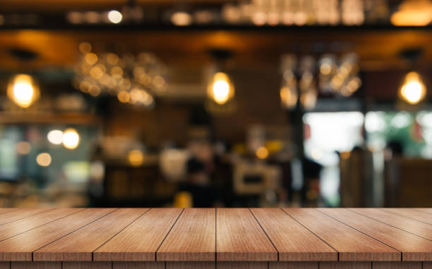 piano del tavolo in legno vuoto con luci bokeh sullo sfondo del ristorante sfocato. - bar foto e immagini stock