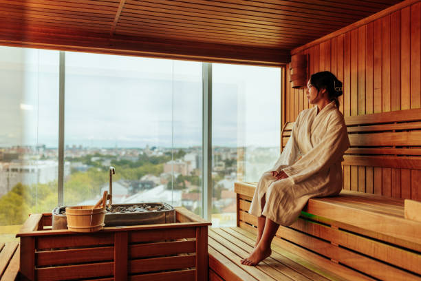 femme asiatique ayant une journée au spa. - sauna health spa healthy lifestyle wellbeing photos et images de collection