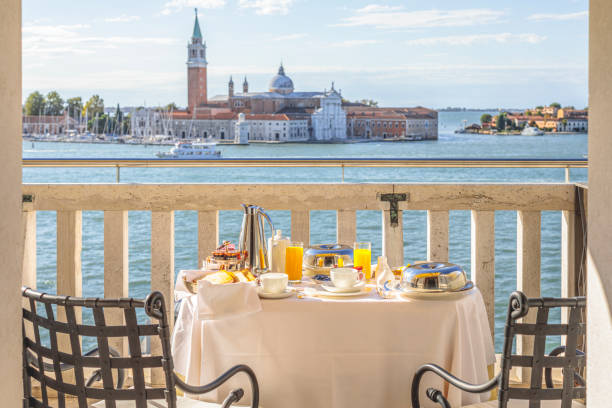 colazione in camera con vista laguna a venezia - non alcoholic beverage comfort food snack dining table foto e immagini stock