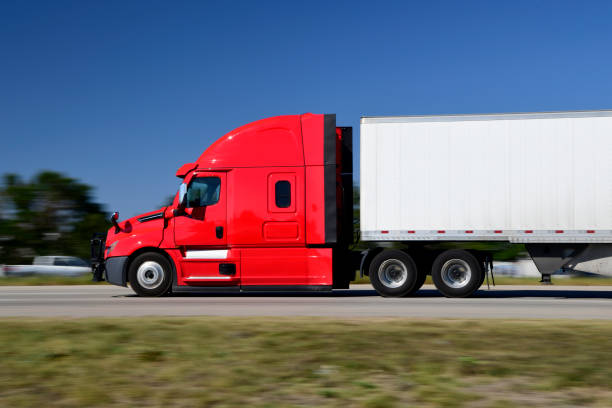 półciężarówka na autostradzie - delivering freedom shipping truck zdjęcia i obrazy z banku zdjęć