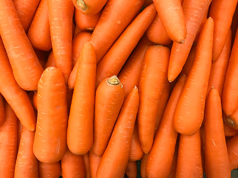 Primer plano de Imagen texturizada de zanahorias en estantes de grandes almacenes o supermercados photo