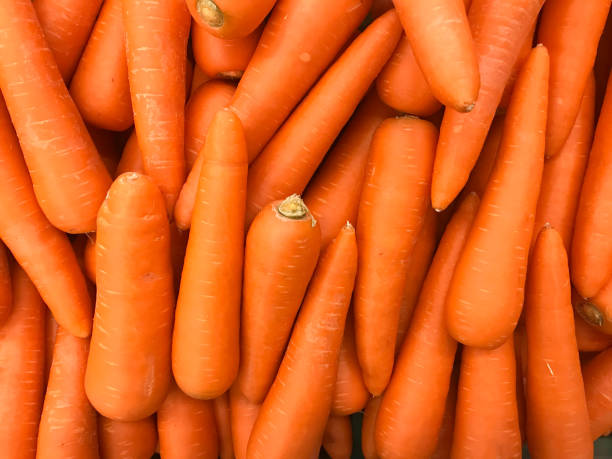 primer plano de imagen texturizada de zanahorias en estantes de grandes almacenes o supermercados - carrot fotografías e imágenes de stock