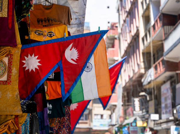 bandiere del nepal e dell'india in via kathmandu in un negozio nel distretto di thamel - nepal bazaar kathmandu textile foto e immagini stock