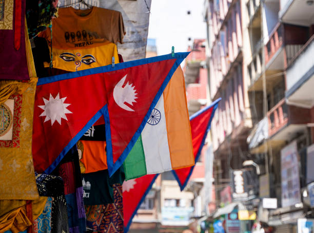 thamel 지역의 상점에있는 카트만두 거리에있는 네팔과 인도의 국기 - nepal bazaar kathmandu textile 뉴스 사진 이미지
