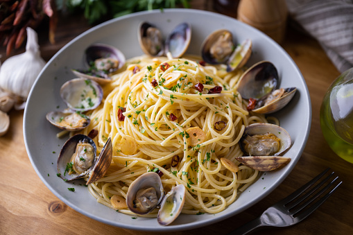 spaghetti alle vongole in bianco, pasta with clams