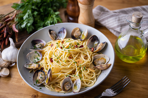 spaghetti alle vongole in bianco, pasta with clams
