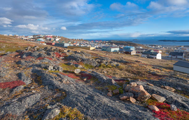 aperçu de la ville d’iqaluit - île de baffin photos et images de collection